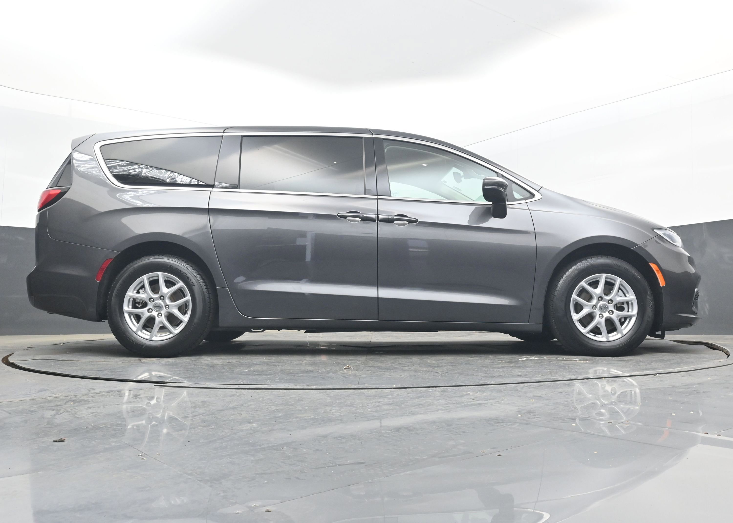 Used 2023 Chrysler Pacifica Touring-L image 31