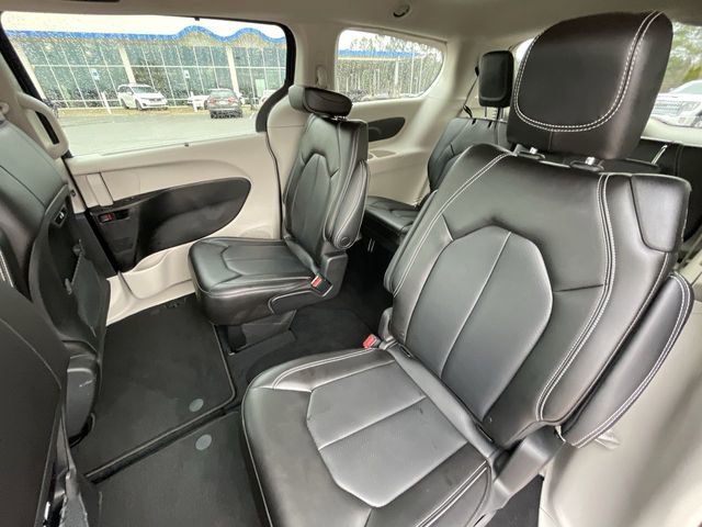 Used 2023 Chrysler Pacifica Touring-L image 17