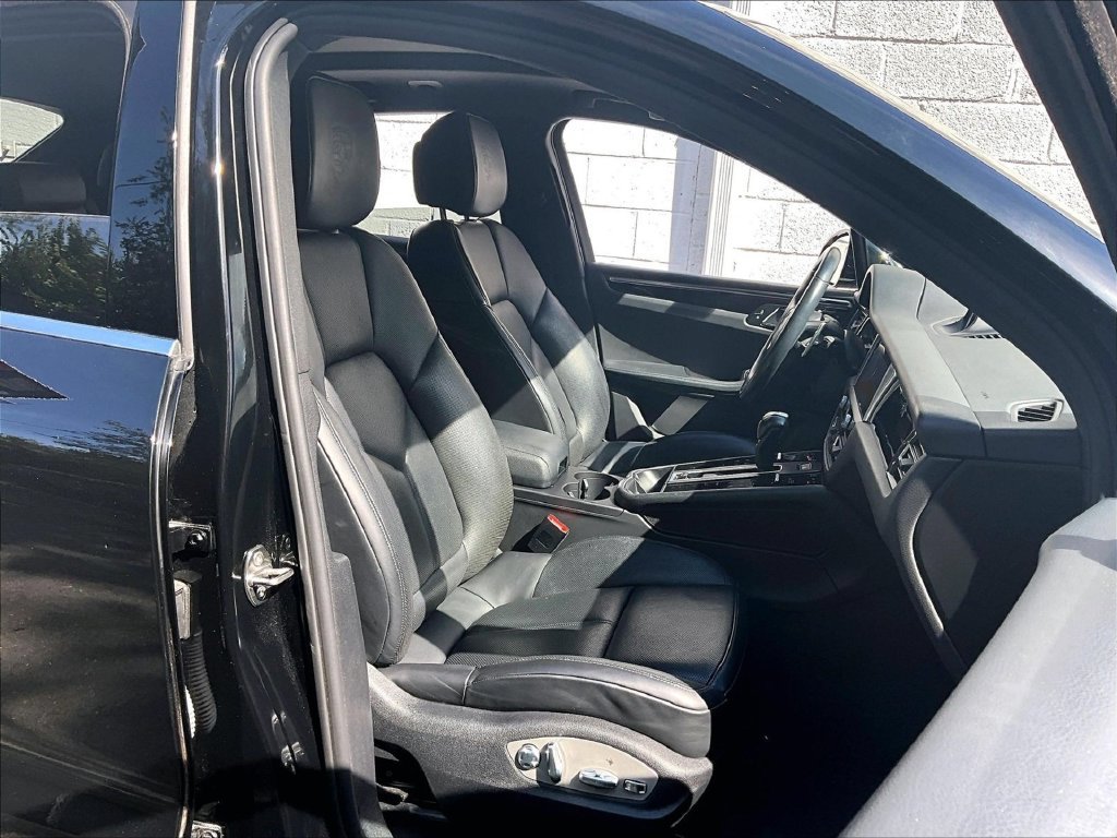 Certified 2023 Porsche Macan AWD/4WD image 12