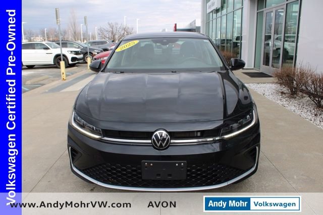 Used 2025 Volkswagen Jetta SE image 2