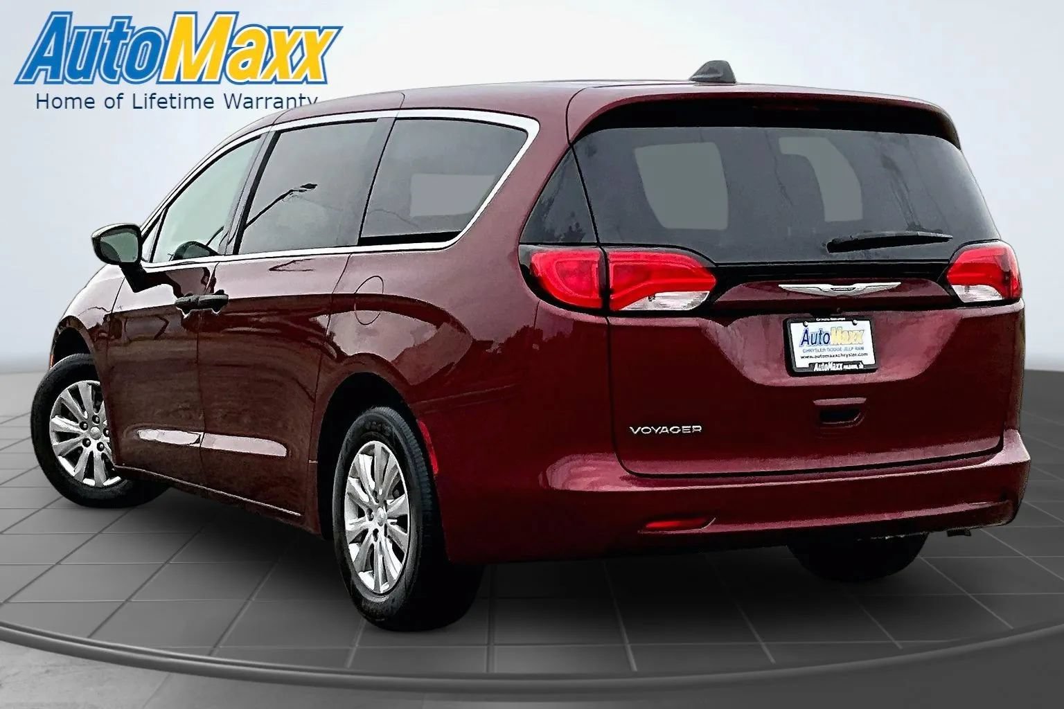 Used 2021 Chrysler Voyager L FWD image 4