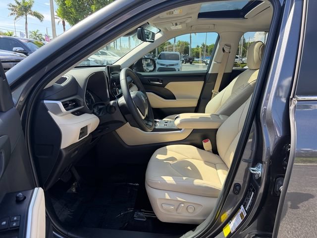 Certified 2025 Toyota Highlander XLE AWD/4WD image 10