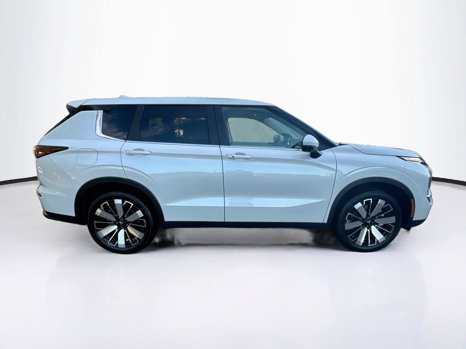 New 2026 Mitsubishi Outlander SE FWD image 6