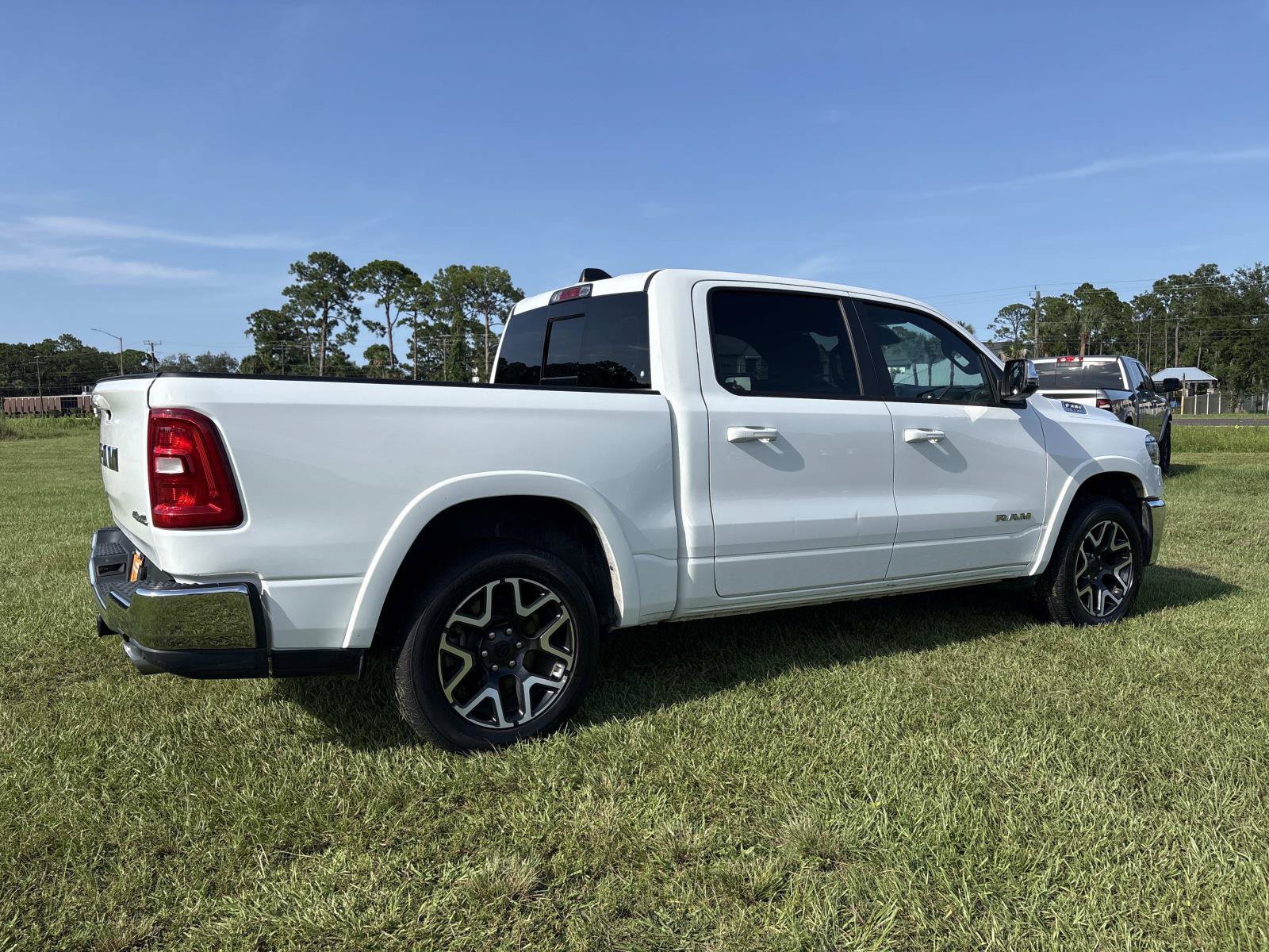 Used 2025 RAM 1500 Laramie AWD/4WD image 3