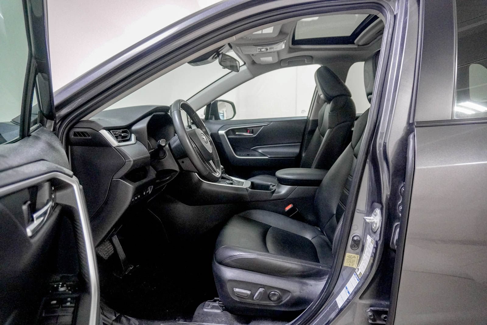 Used 2022 Toyota RAV4 XLE Premium AWD/4WD image 21