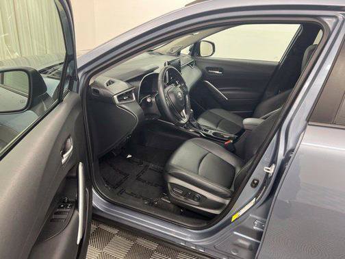 Used 2022 Toyota Corolla Cross XLE w/ Convenience Package AWD/4WD image 12