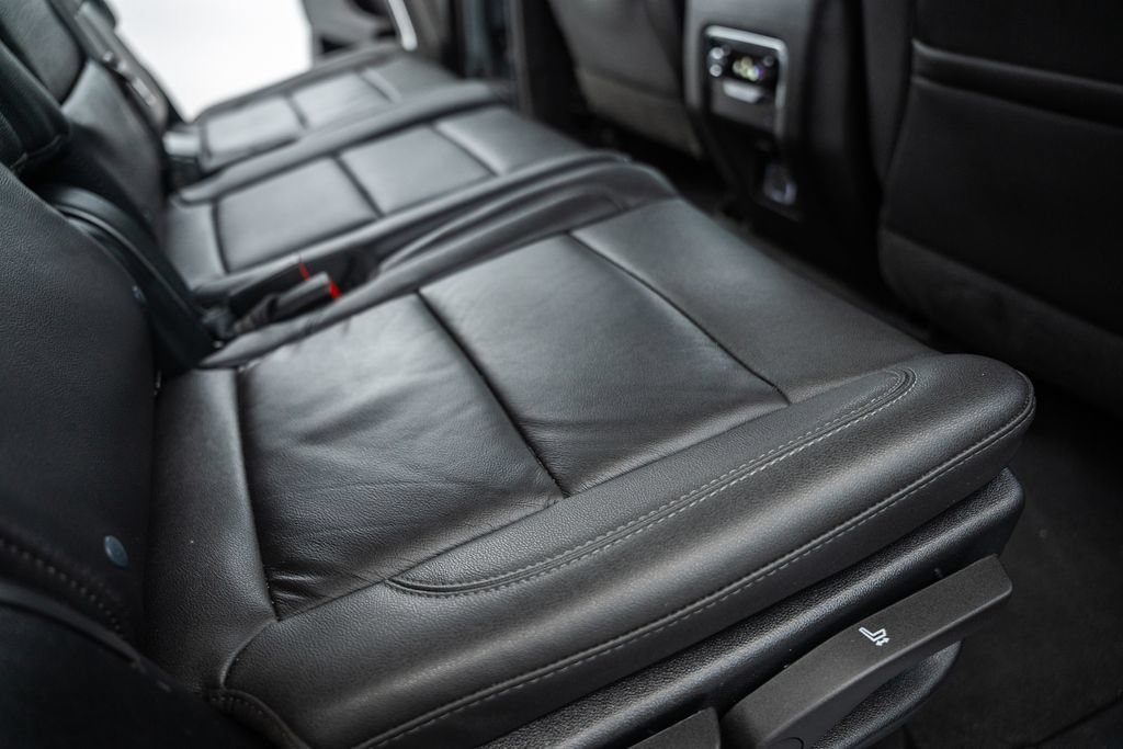 Used 2025 Chevrolet Suburban Z71 AWD/4WD image 34