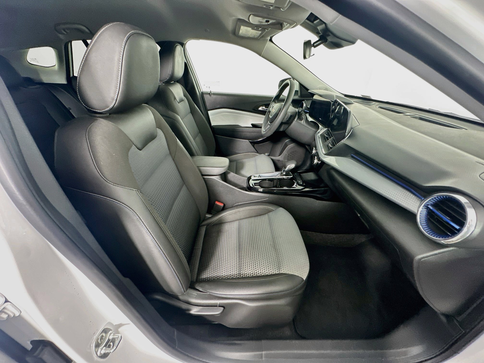 Used 2025 Chevrolet Trax LT FWD image 30
