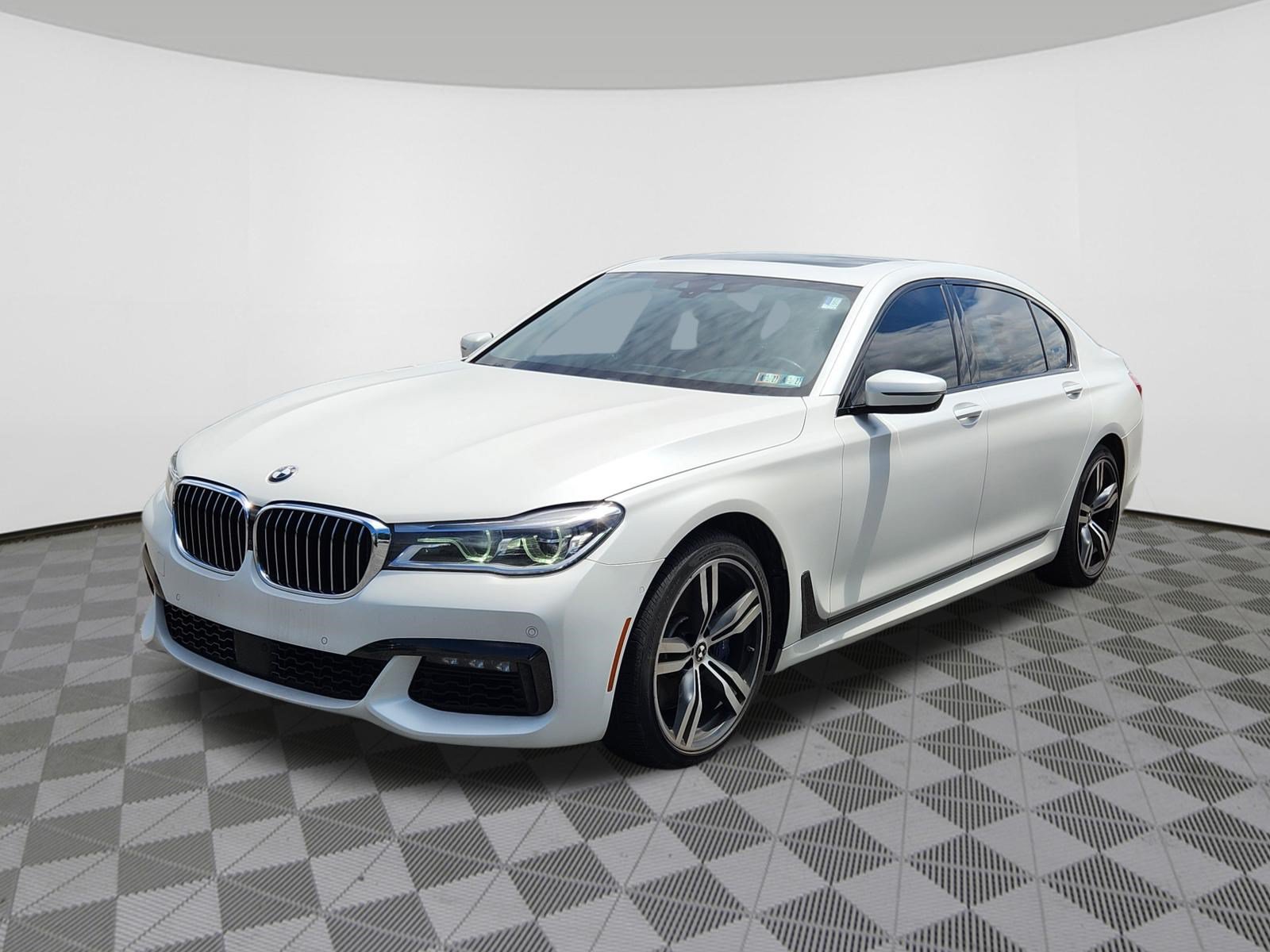Used 2018 BMW 750i RWD image 2