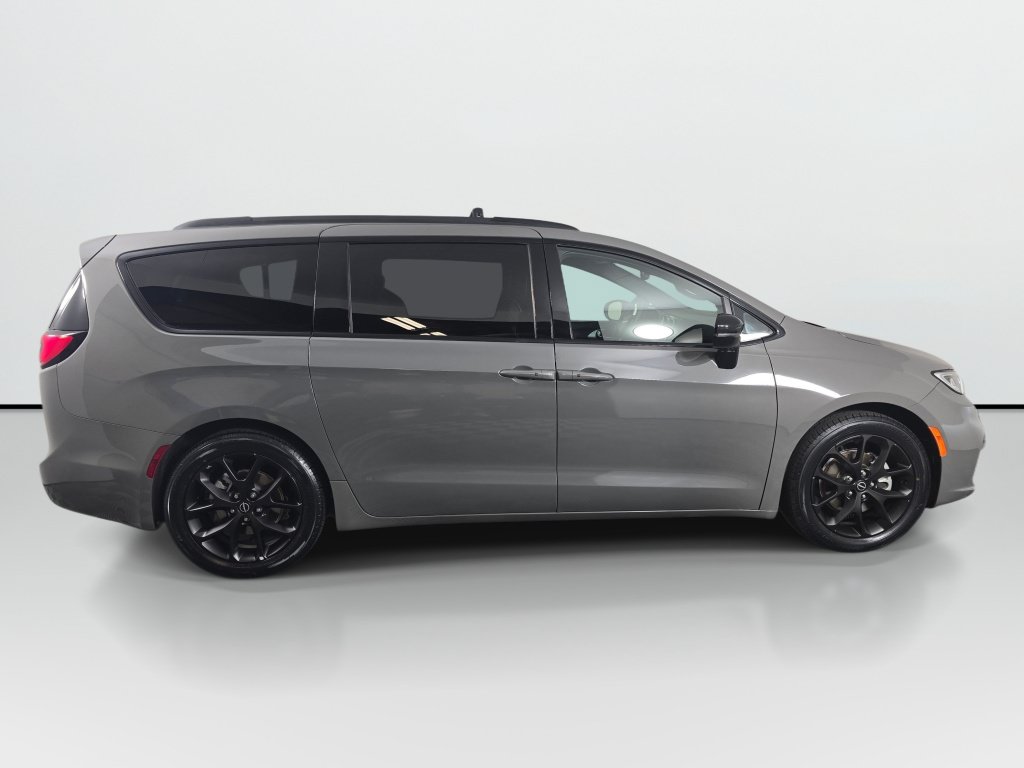 Used 2025 Chrysler Pacifica Limited FWD image 7