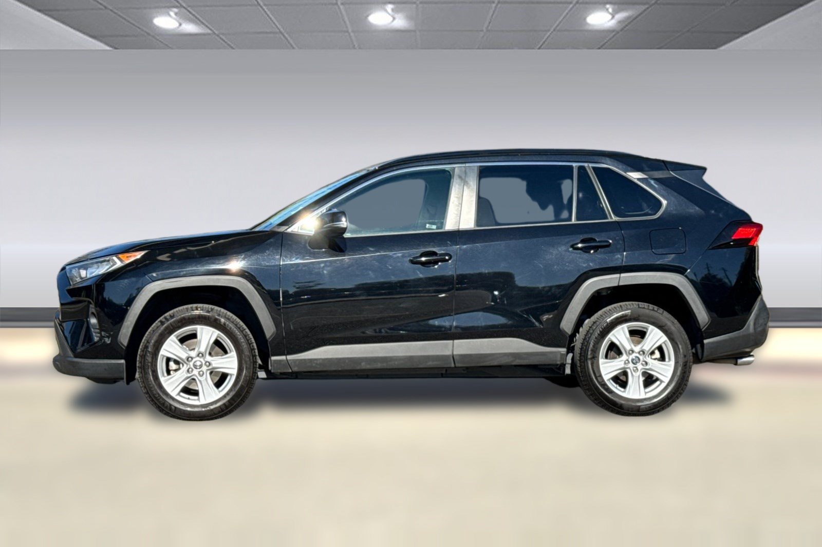 Used 2019 Toyota RAV4 XLE w/ All Weather Liner Package AWD/4WD image 2