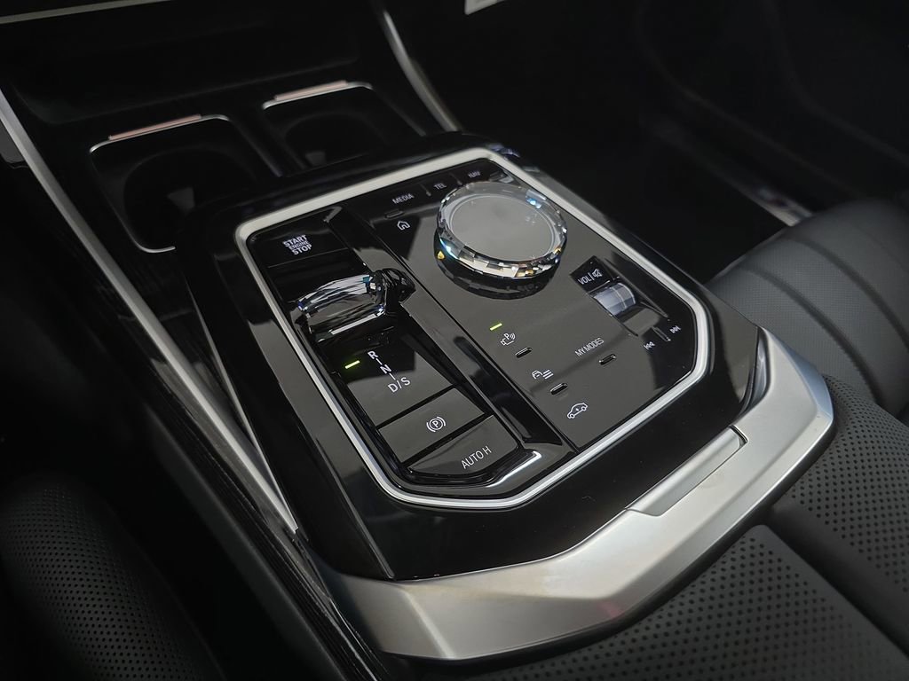 New 2026 BMW 750e xDrive w/ Premium Package image 19