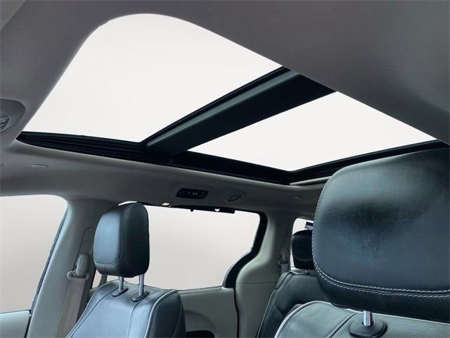 Used 2023 Chrysler Pacifica Limited image 10