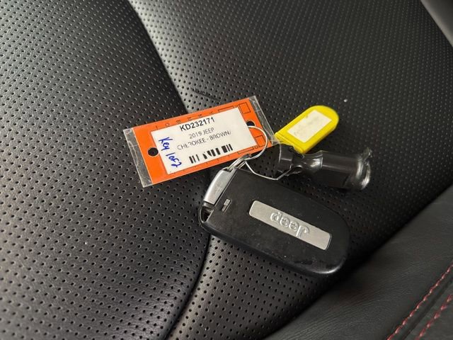 Used 2019 Jeep Cherokee Trailhawk AWD/4WD image 30