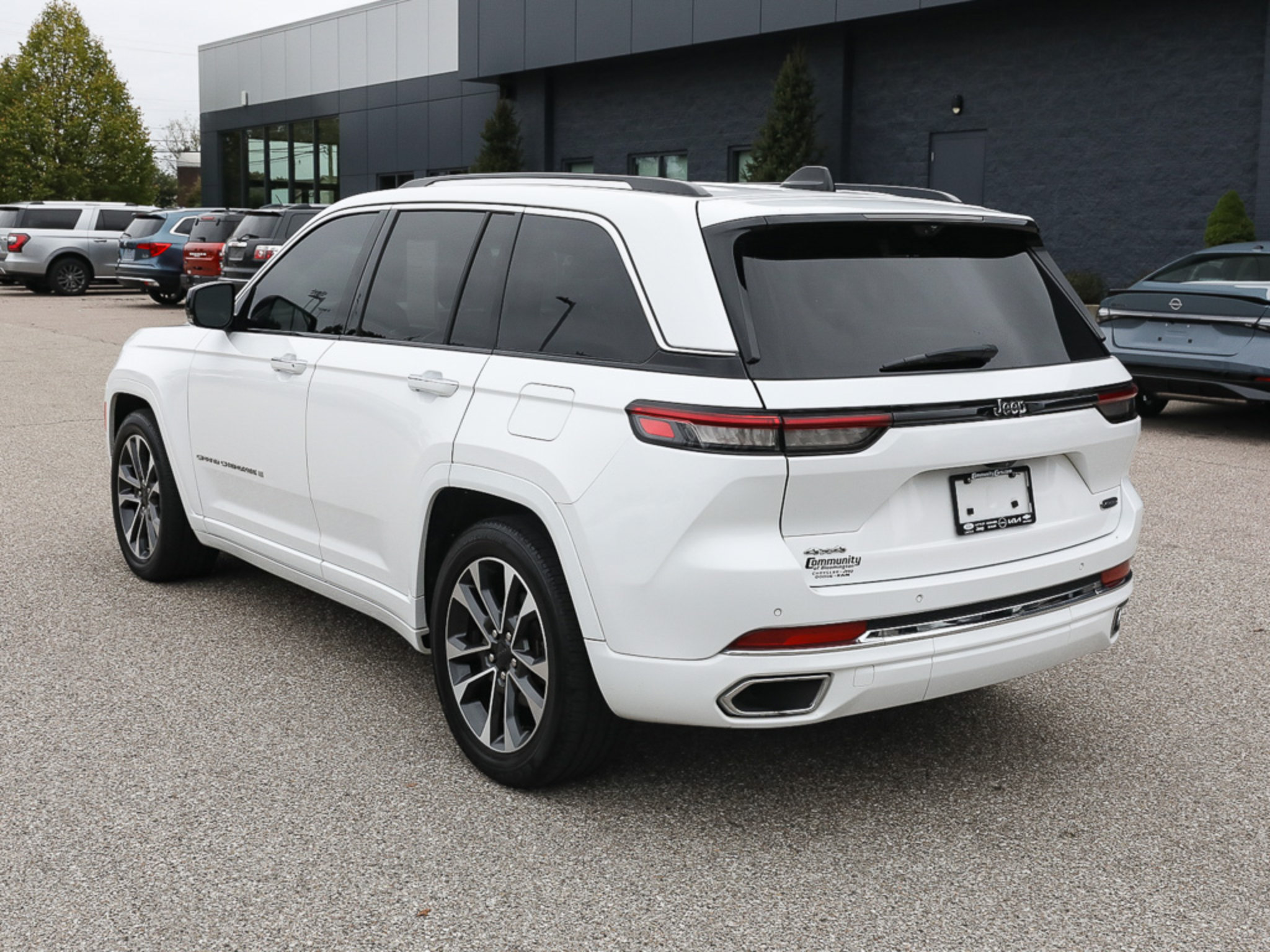 Used 2023 Jeep Grand Cherokee Overland w/ Luxury Tech Group IV AWD/4WD image 4
