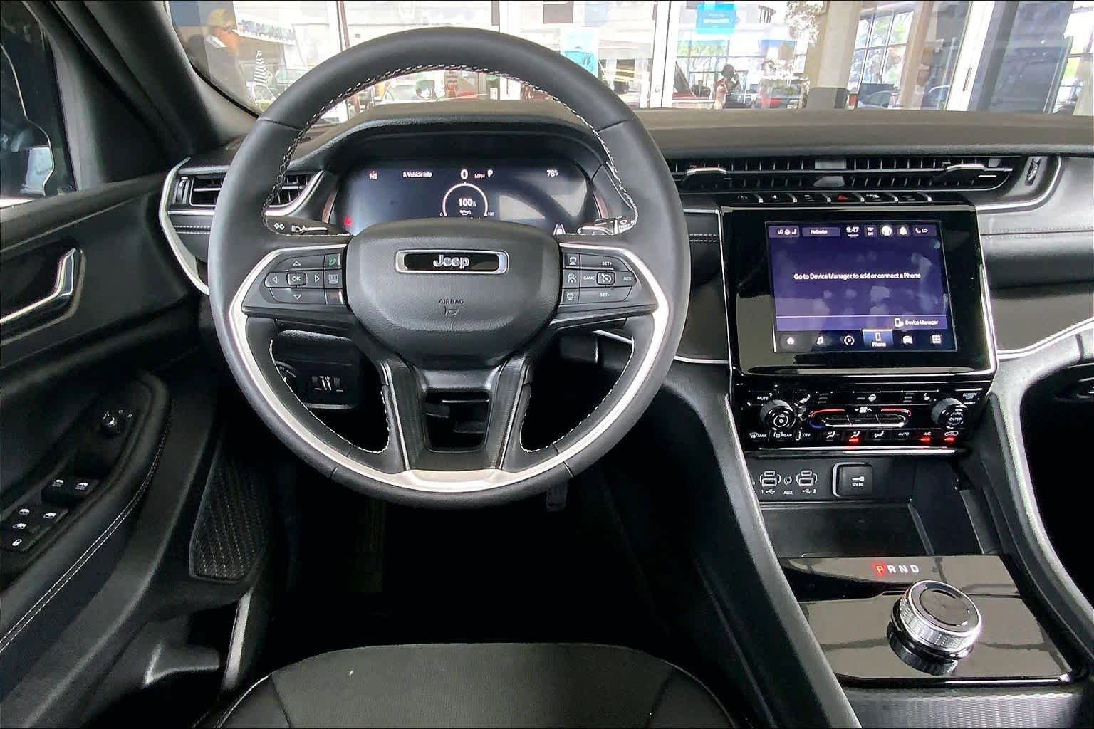 Used 2025 Jeep Grand Cherokee Altitude AWD/4WD image 9