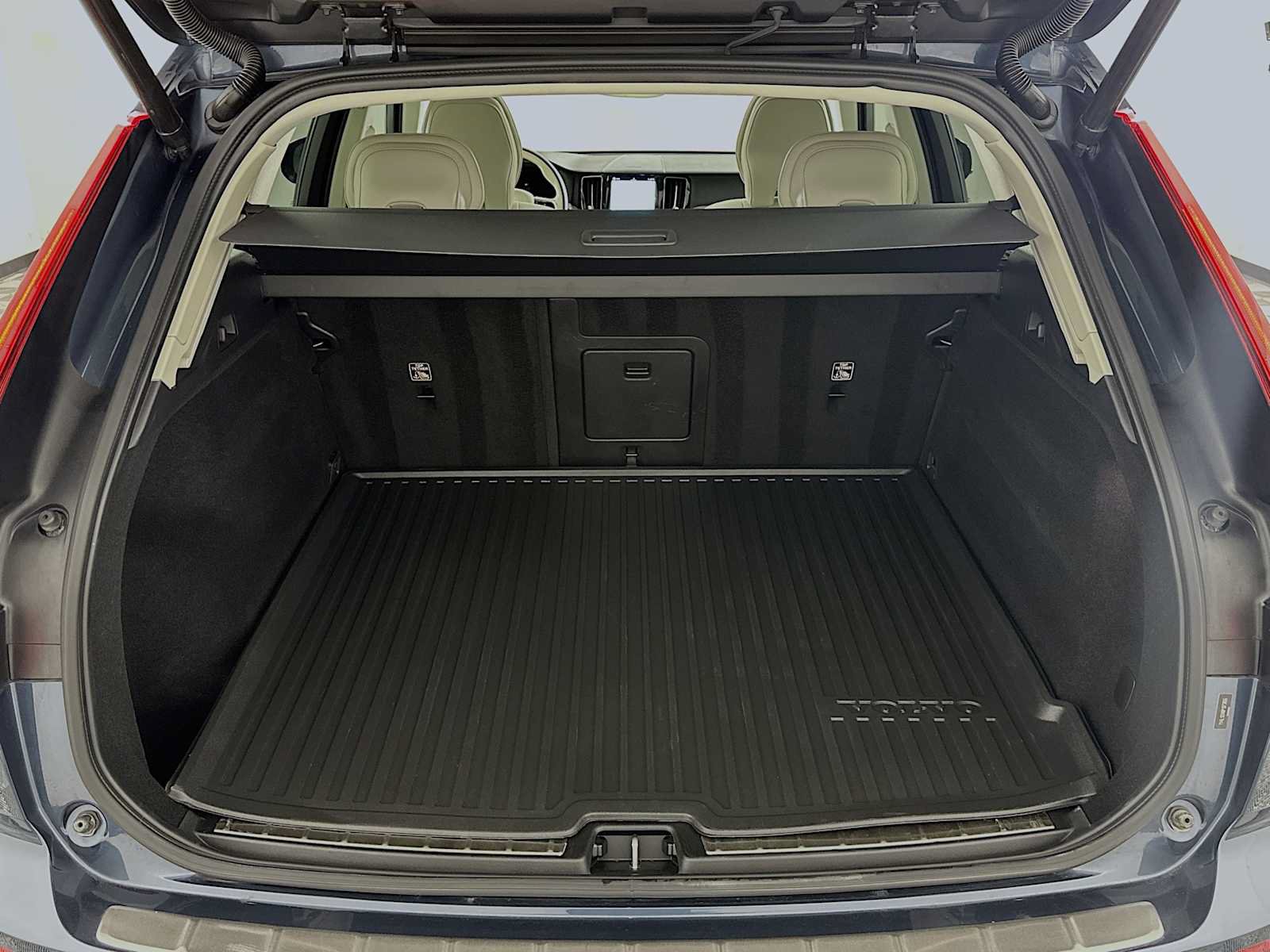 Used 2023 Volvo XC60 B5 Plus w/ Protection Package Premier FWD image 24