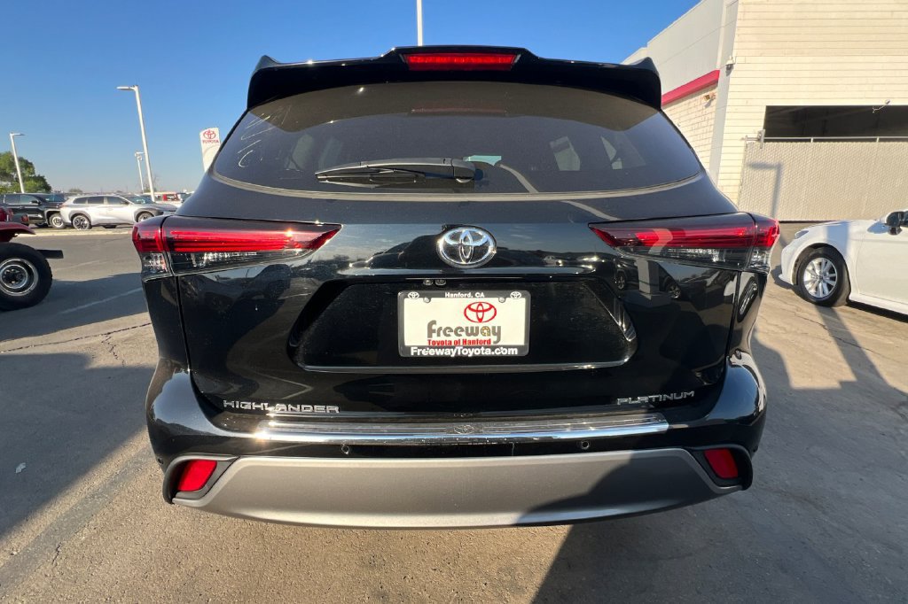 Used 2024 Toyota Highlander Platinum FWD image 7