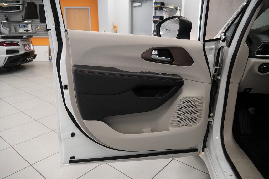 Used 2017 Chrysler Pacifica Touring Plus image 5