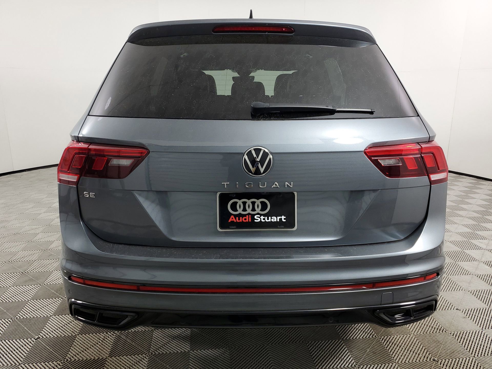 Used 2022 Volkswagen Tiguan SE R-Line image 9