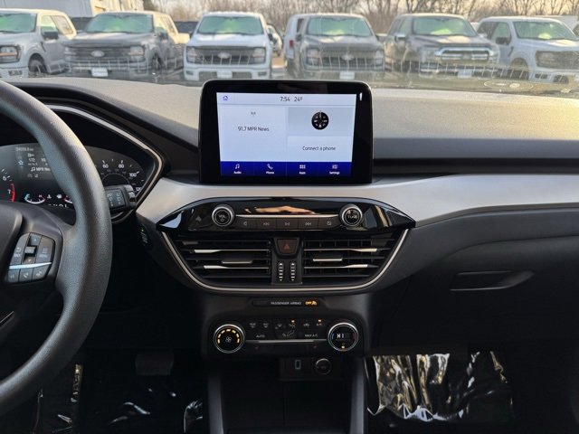 Used 2020 Ford Escape SE image 2