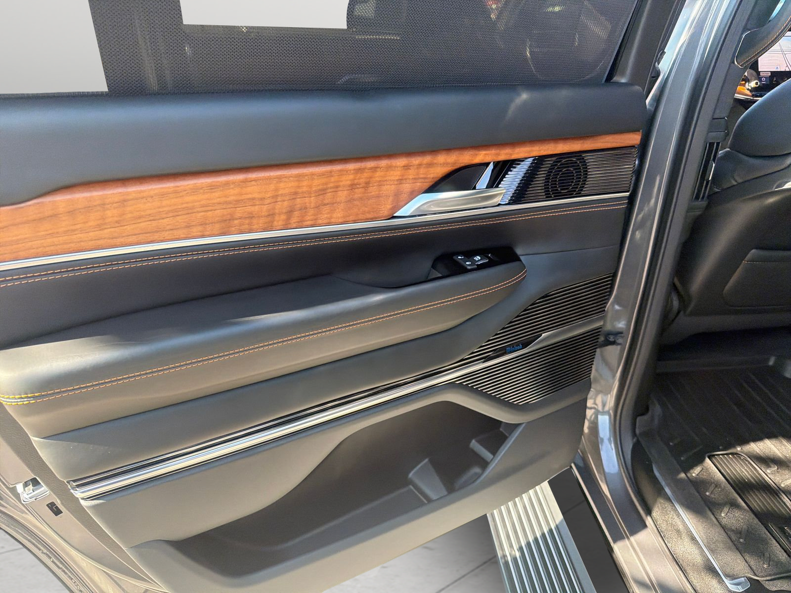 Used 2024 Jeep Grand Wagoneer Series III AWD/4WD image 20
