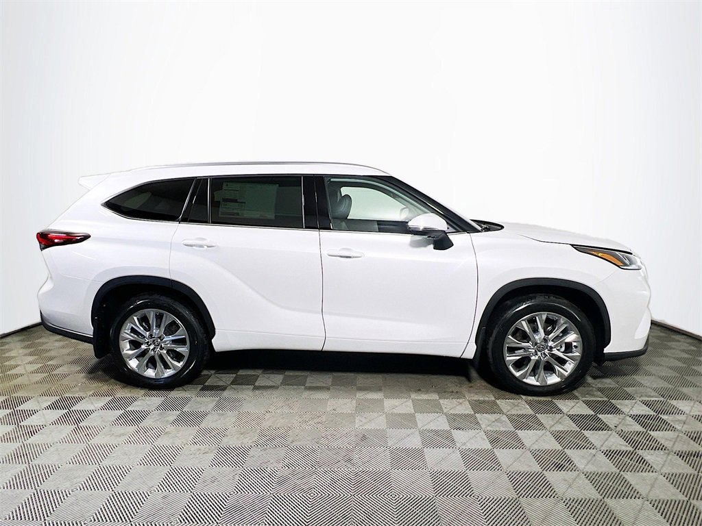 New 2025 Toyota Highlander Limited image 9