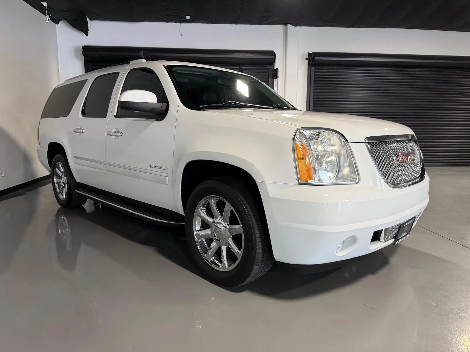 Used 2012 GMC Yukon XL Denali RWD image 3