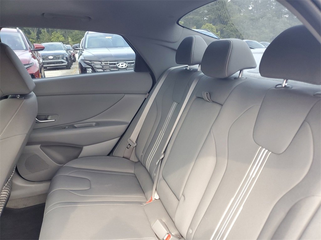Used 2025 Hyundai Elantra SEL image 12