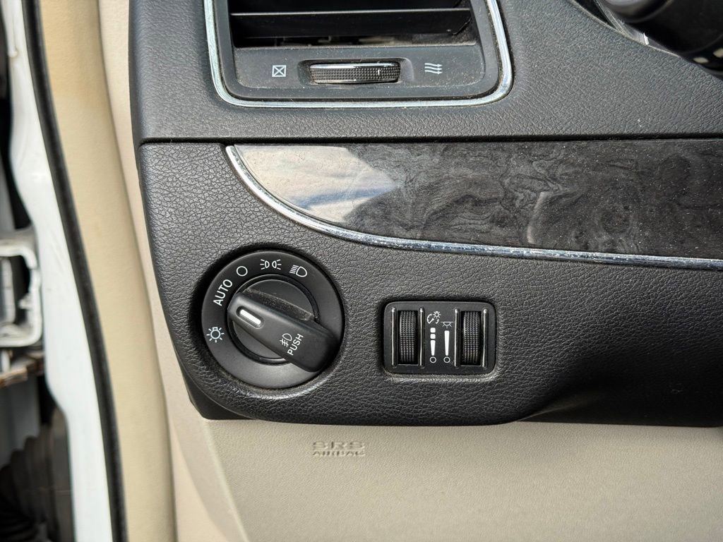 Used 2015 Chrysler Town & Country Touring image 18