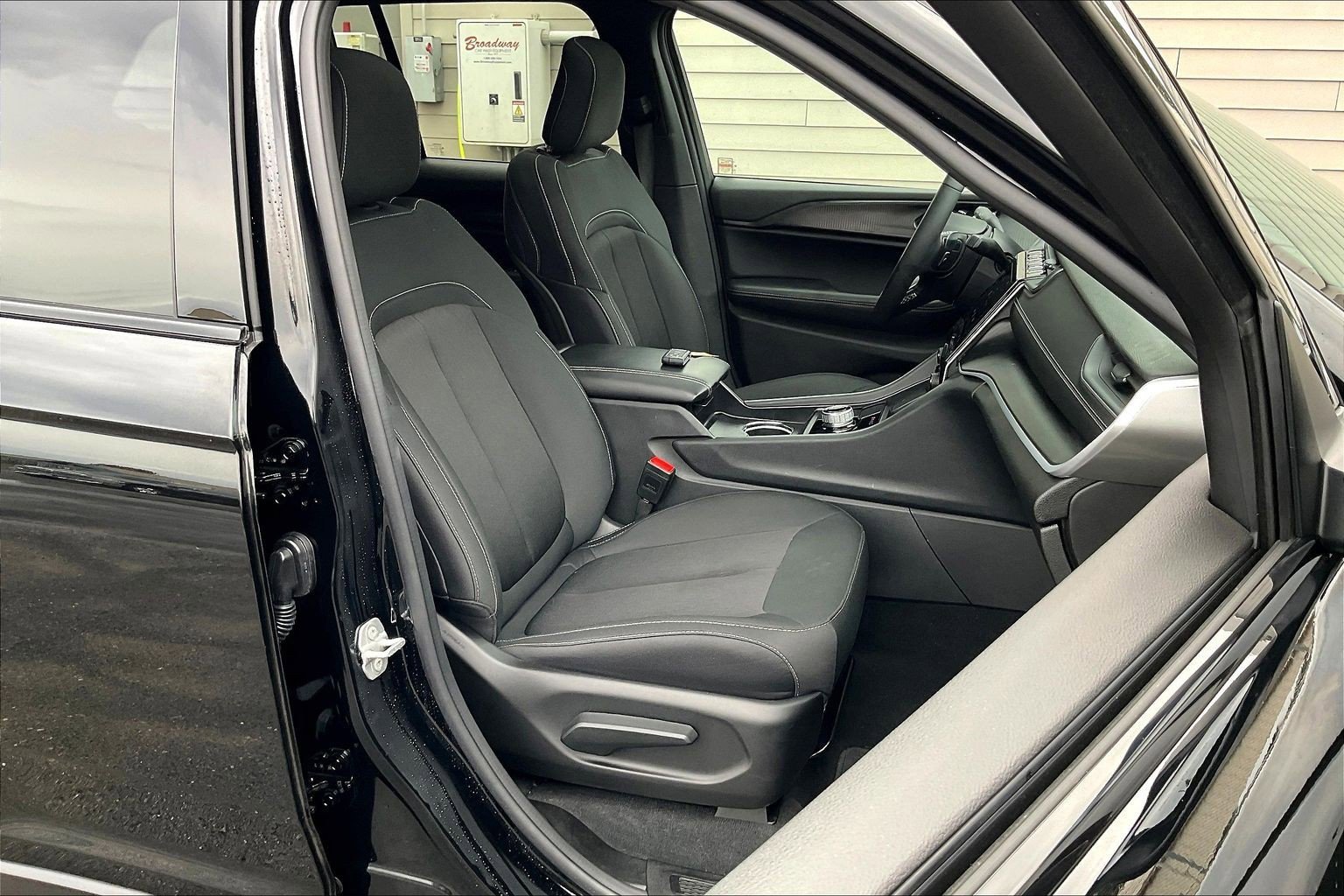 Used 2025 Jeep Grand Cherokee Laredo X w/ Luxury Tech Group I image 7