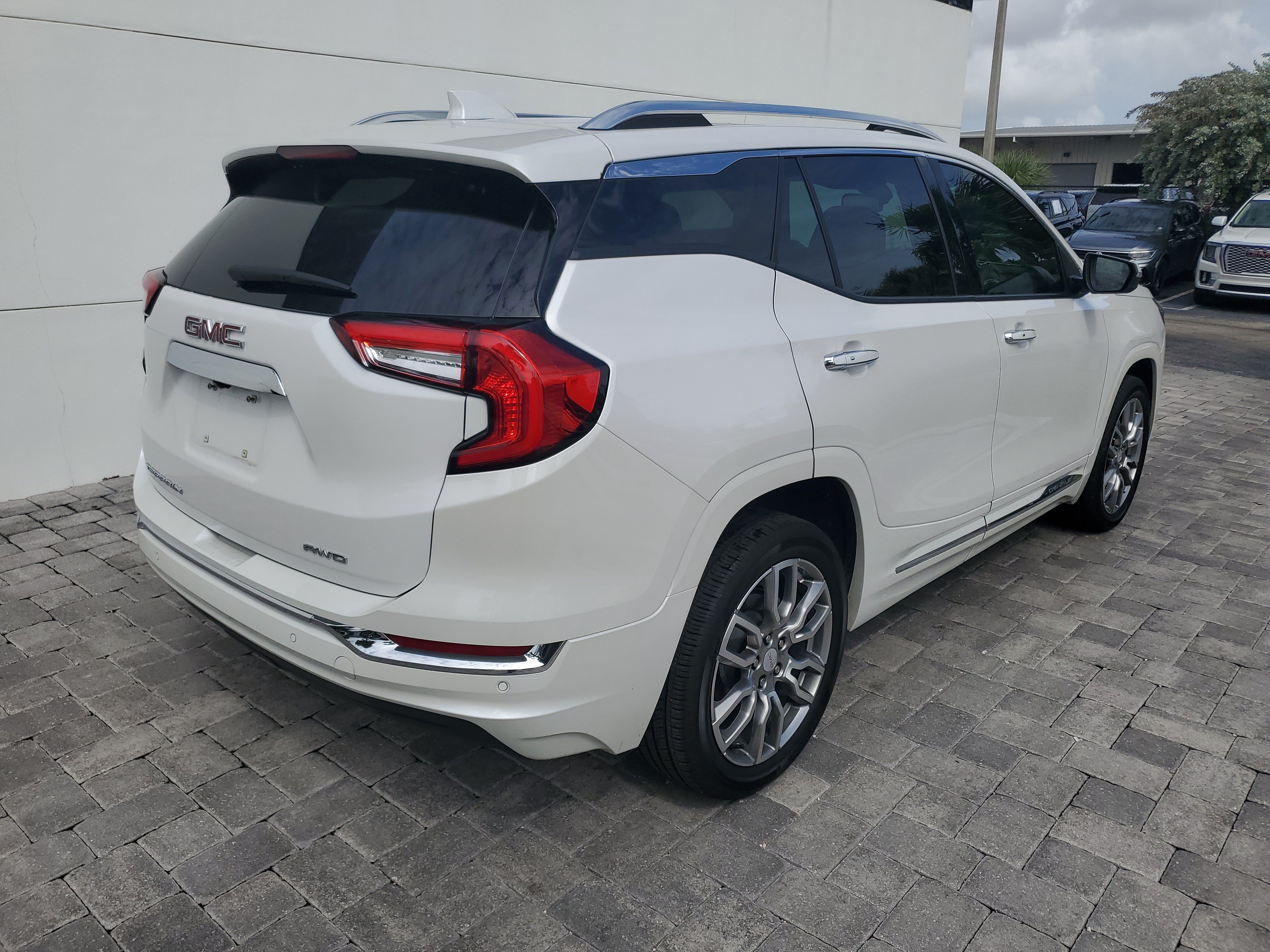 Used 2024 GMC Terrain Denali w/ Denali Premium Package AWD/4WD image 6