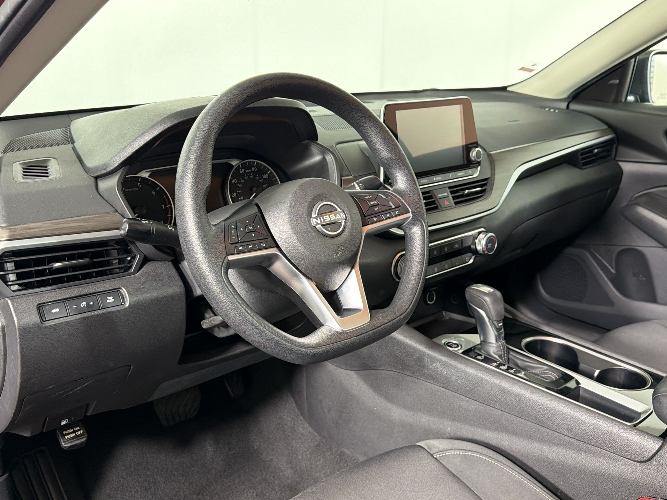 Used 2024 Nissan Altima 2.5 SV FWD image 3