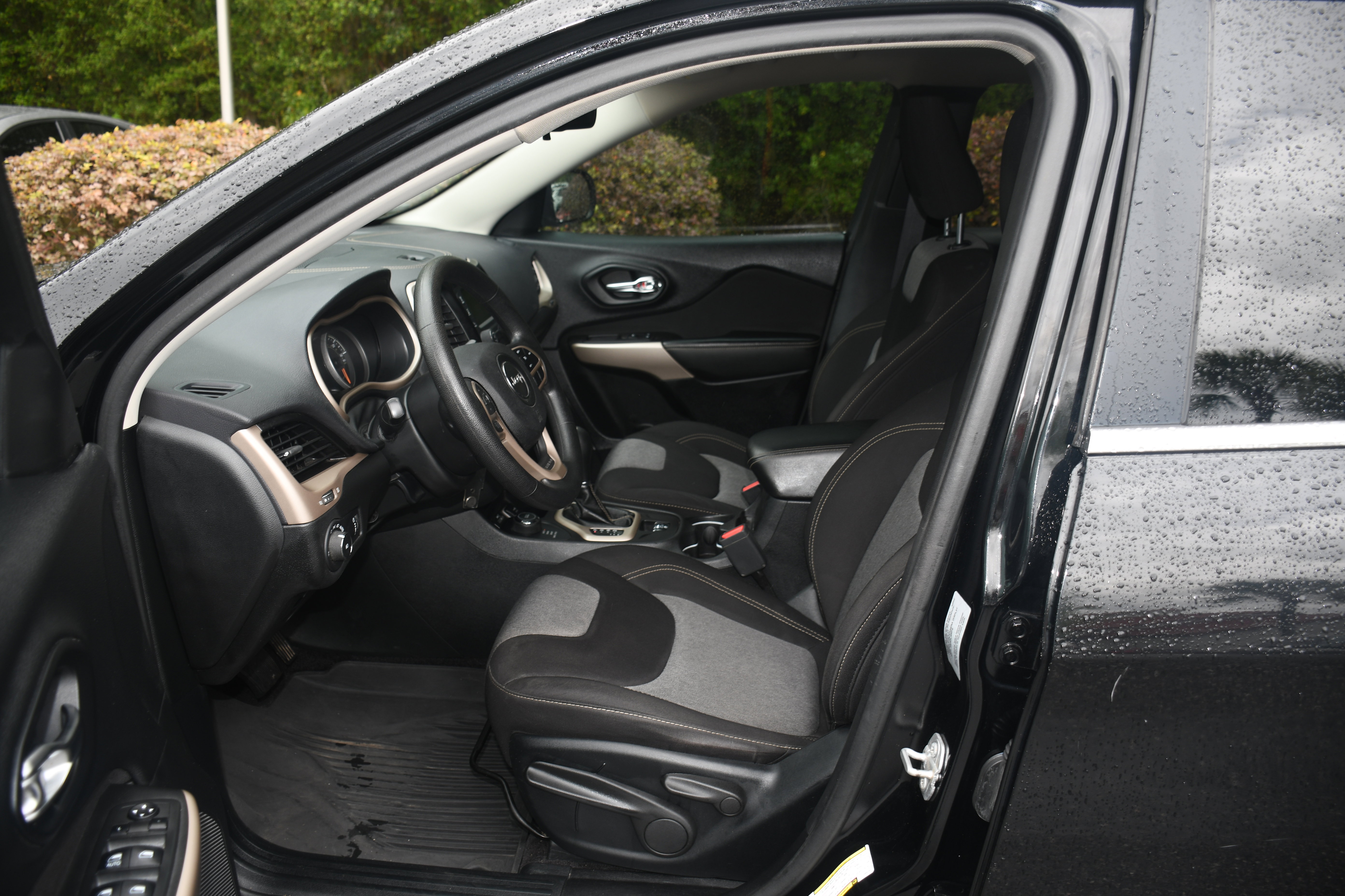 Used 2018 Jeep Cherokee Latitude AWD/4WD image 7