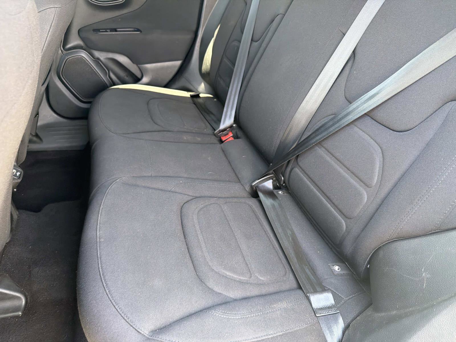 Used 2021 Jeep Renegade Latitude FWD image 20