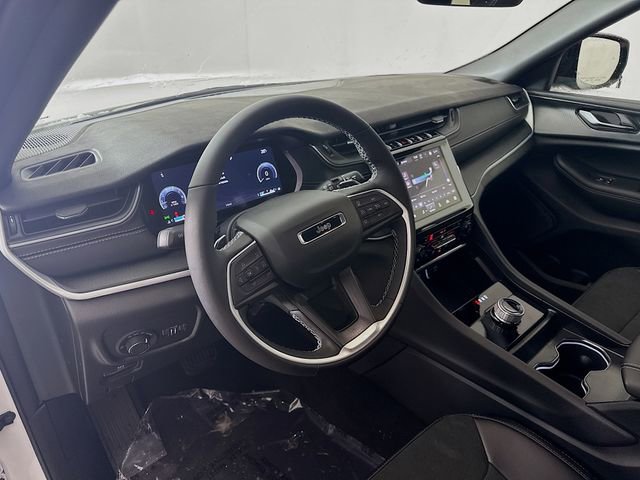 New 2025 Jeep Grand Cherokee Altitude image 9