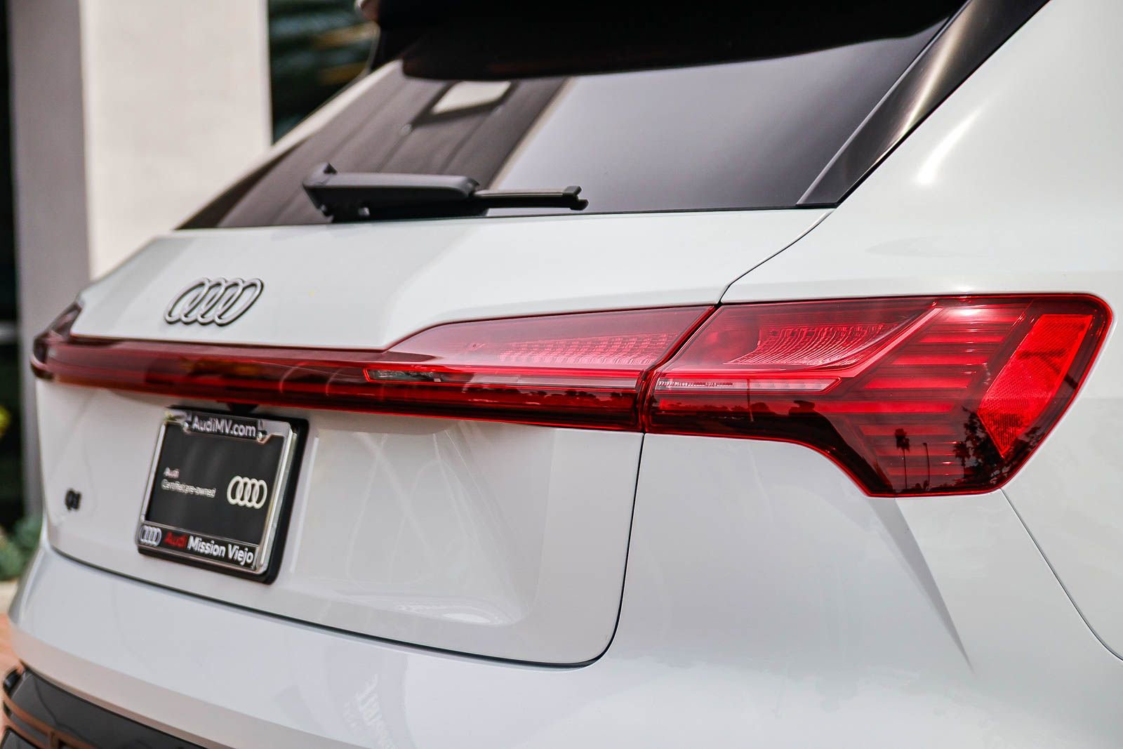 Used 2024 Audi Q8 e-tron Premium Plus image 8