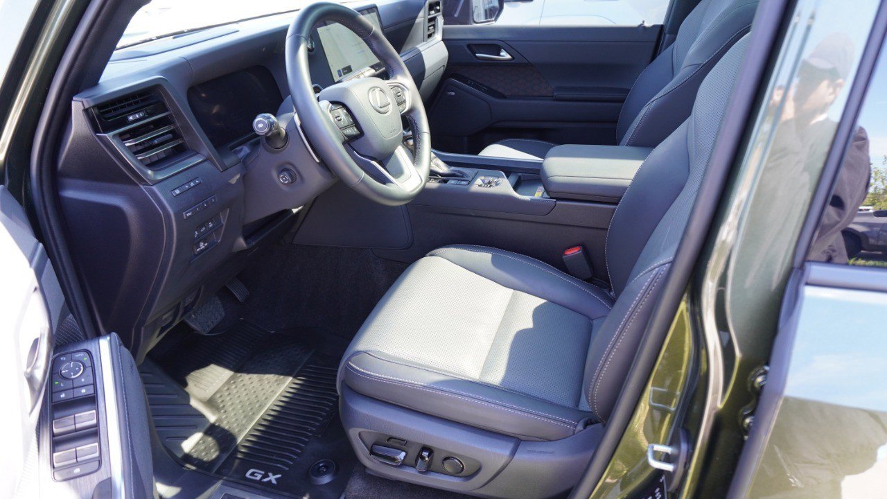 Used 2025 Lexus GX 550 w/ Accessory Package (2T) AWD/4WD image 13