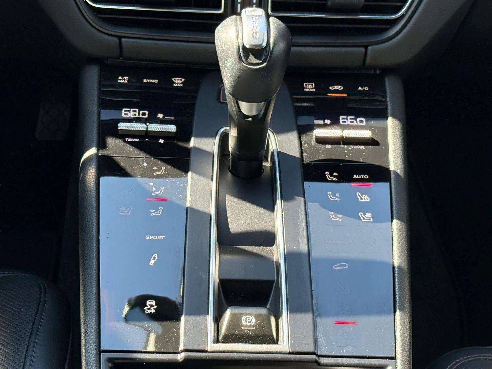 Used 2024 Porsche Macan image 25