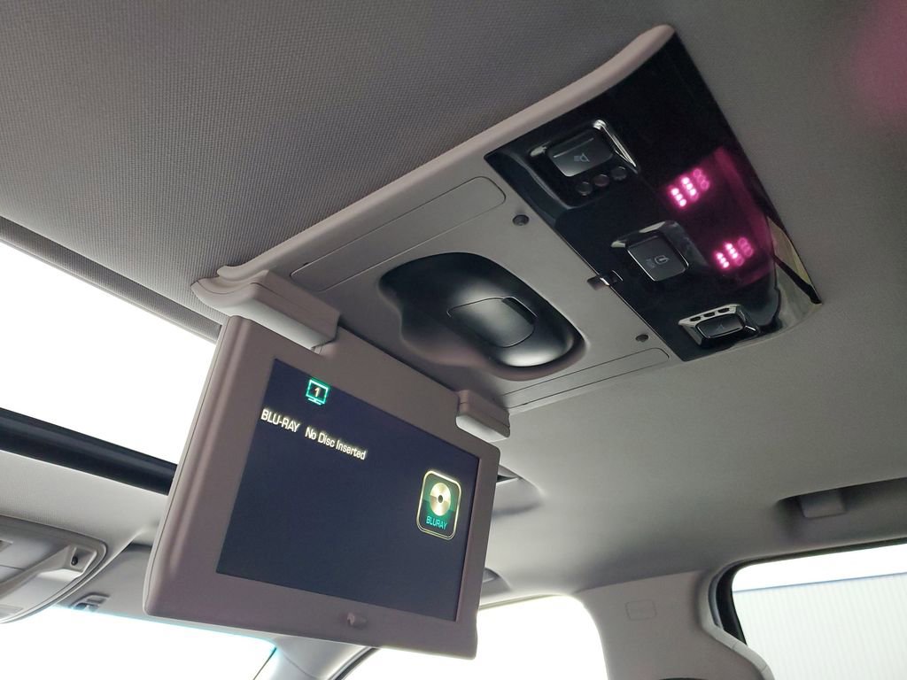 Used 2017 GMC Yukon SLT w/ Premium Edition image 32