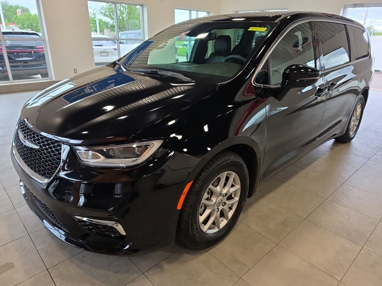 Used 2025 Chrysler Pacifica Select