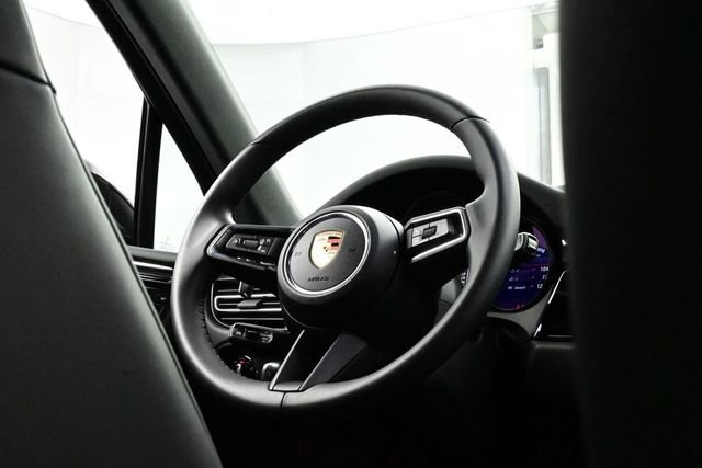 Certified 2025 Porsche Macan AWD/4WD image 21