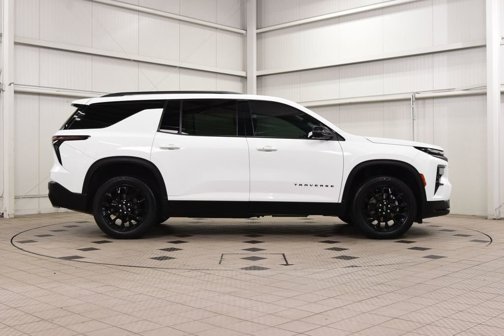 Used 2024 Chevrolet Traverse LT w/ Midnight/Sport Edition AWD/4WD image 9