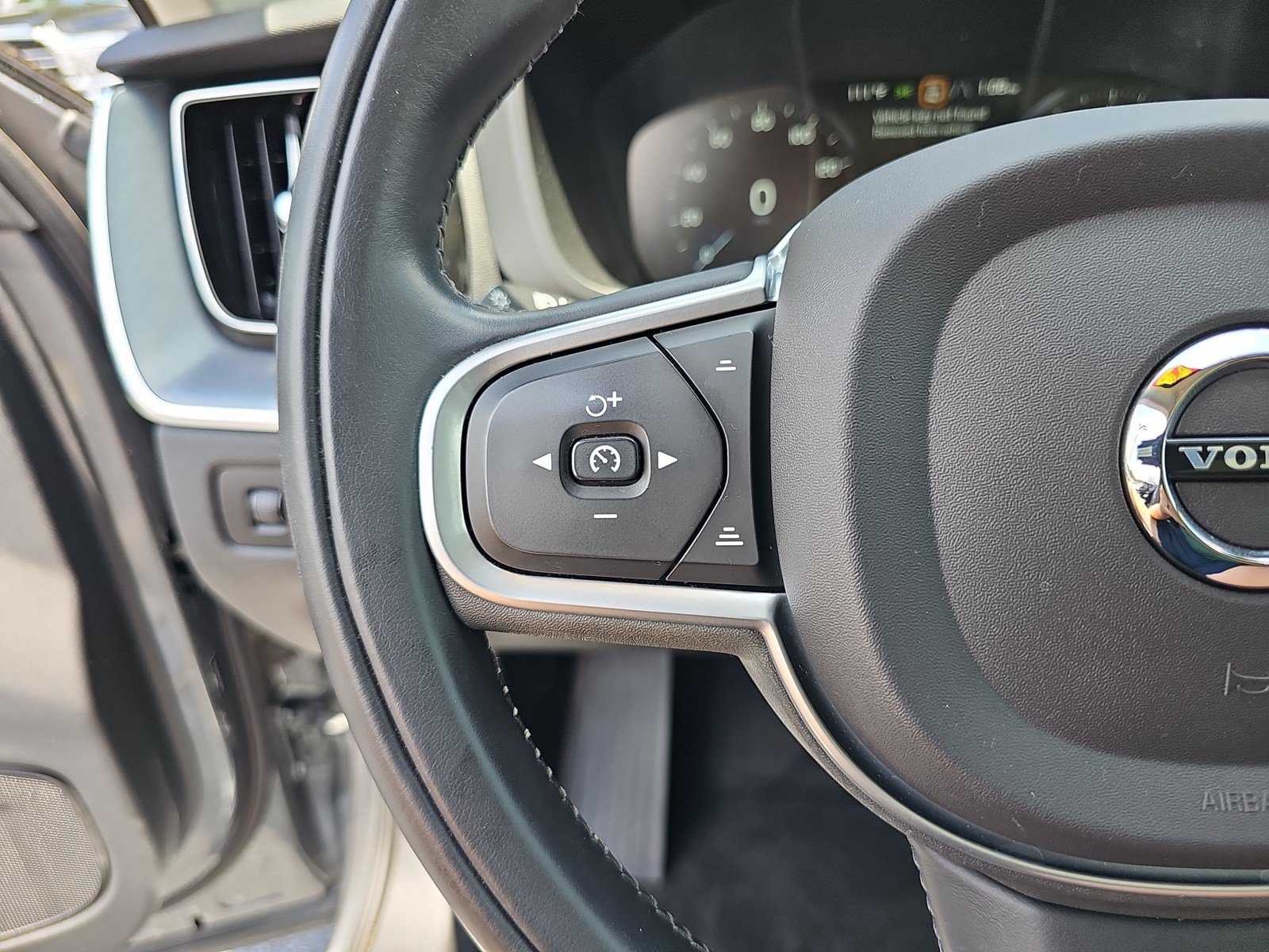 Used 2019 Volvo XC60 T6 Momentum w/ Multimedia Package AWD/4WD image 20