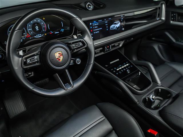 Used 2025 Porsche Cayenne AWD/4WD image 4