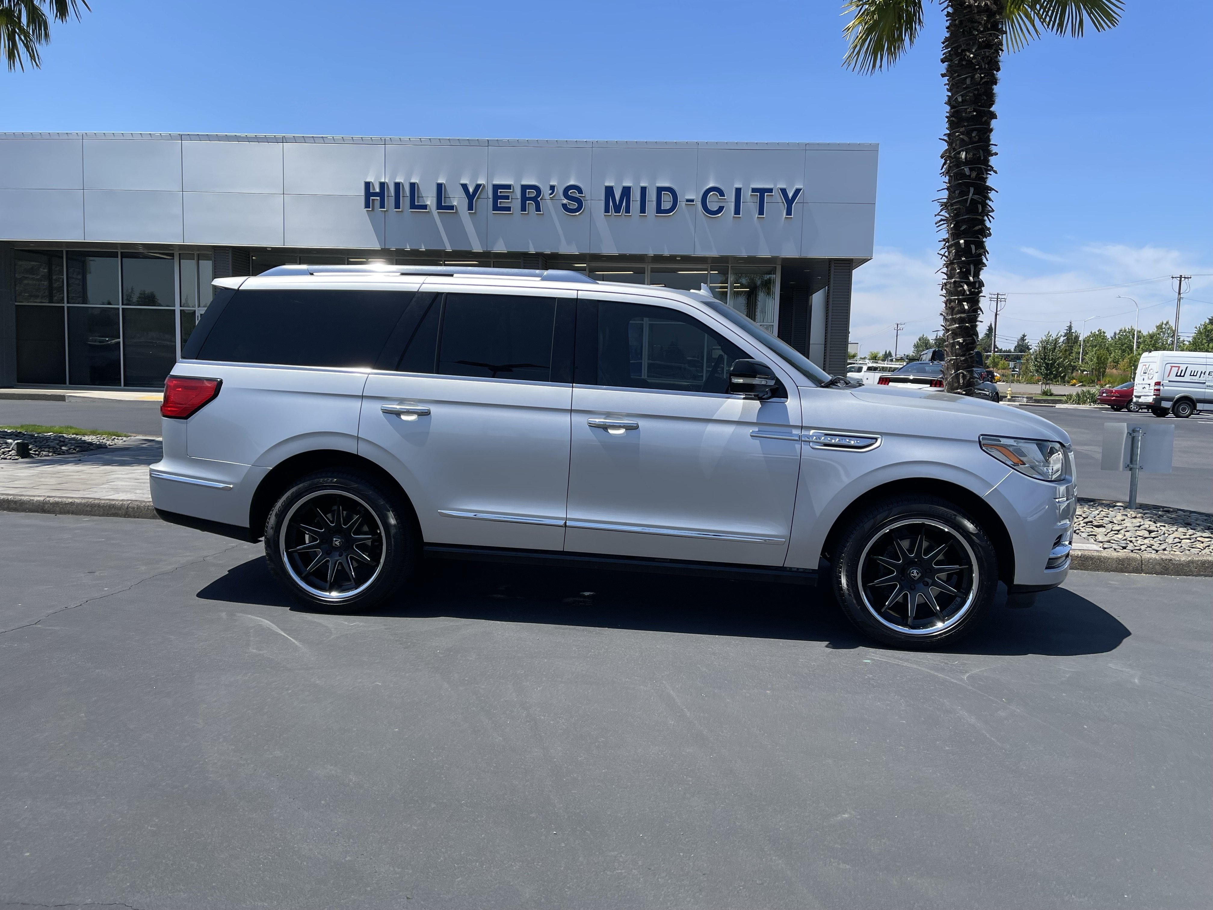 Used 2019 Lincoln Navigator Select AWD/4WD image 2