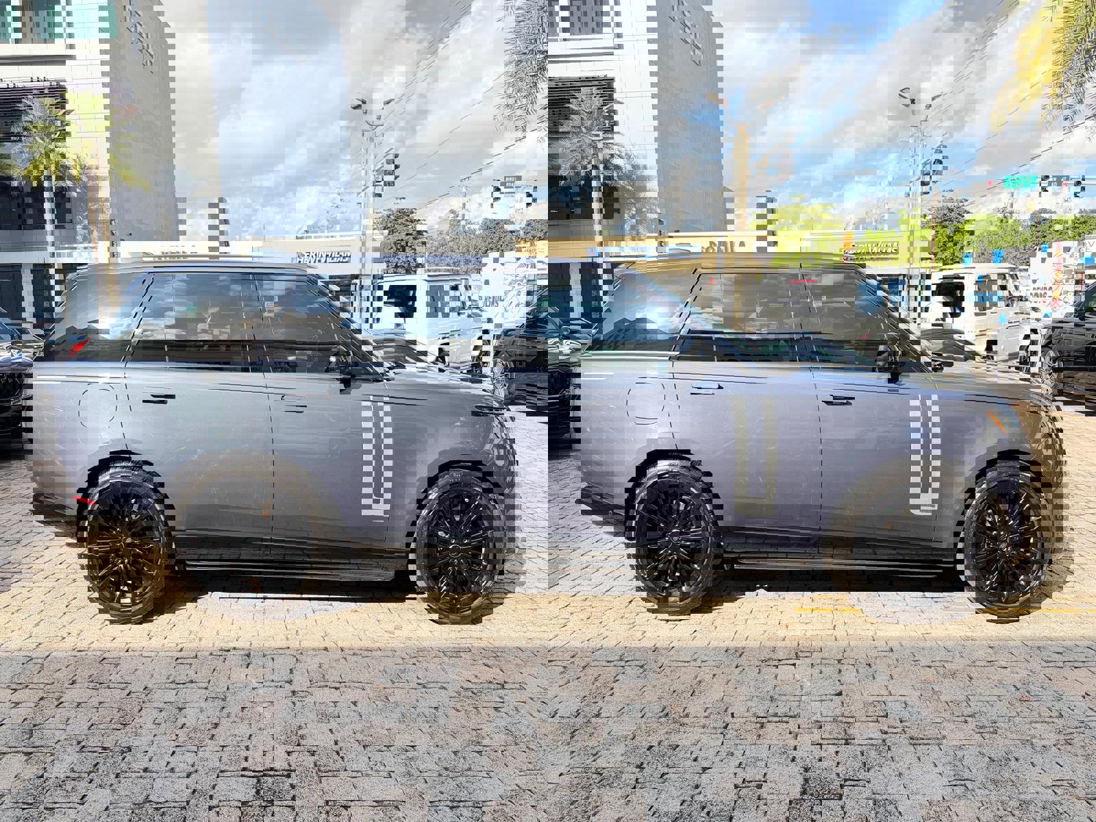 Used 2024 Land Rover Range Rover Long Wheelbase Autobiography image 8