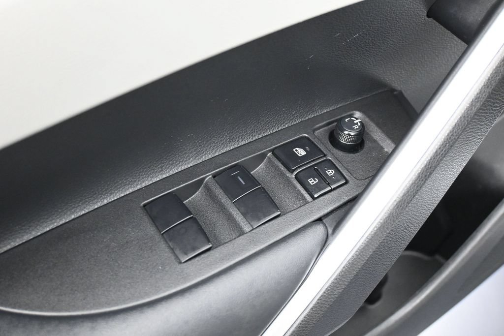 Used 2025 Toyota Corolla Cross LE FWD image 14