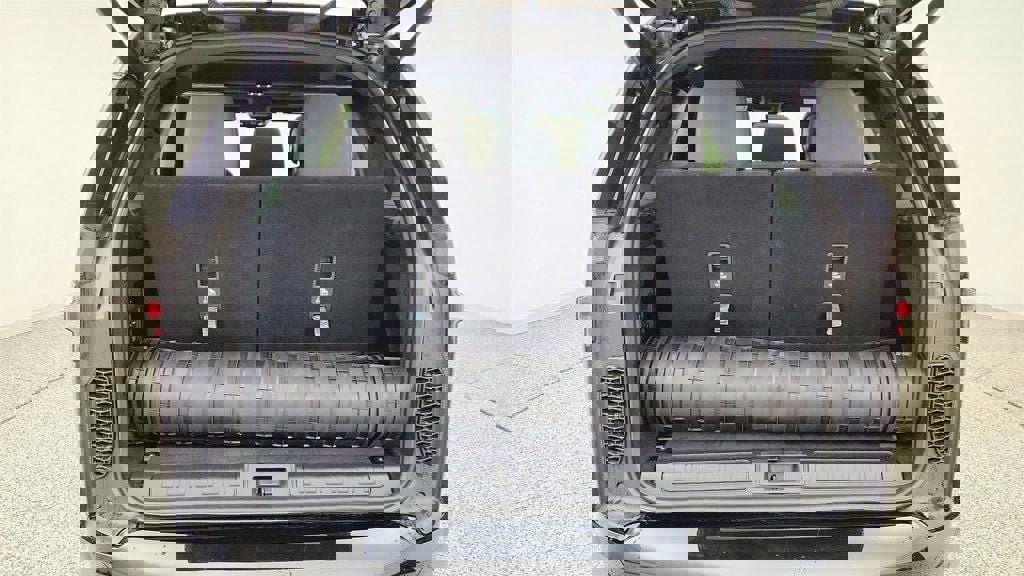 Used 2024 Land Rover Discovery Dynamic SE image 22