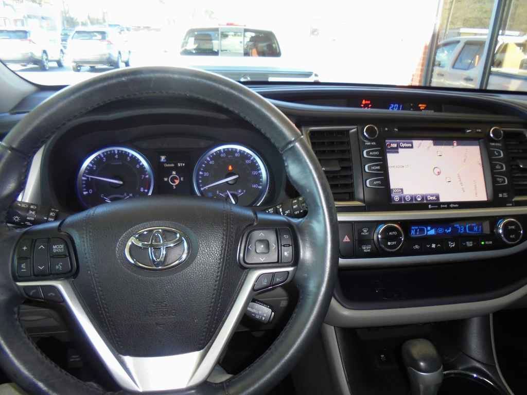 Used 2019 Toyota Highlander XLE image 6